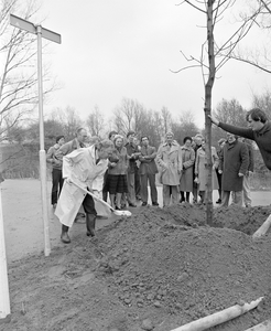 884009 Afbeelding van het planten van de eerste boom in het Beatrixpark aan de Oude Liesbosweg te Utrecht (Lunetten), ...